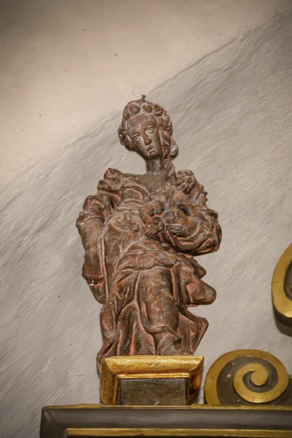 Puust vooruskuju: Caritas (armastus), laps süles