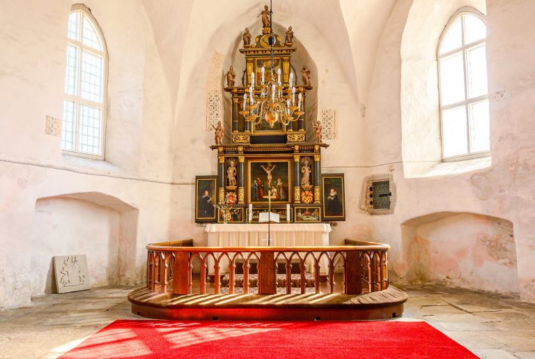 Keila Miikaeli kiriku renessanssaltar ja kantsel