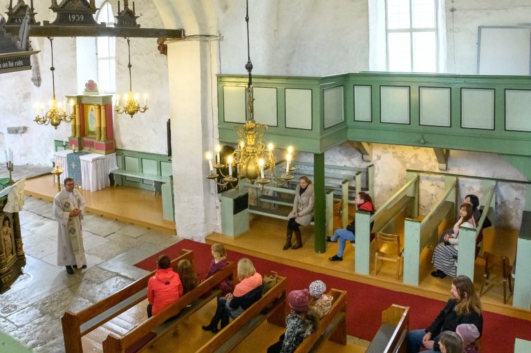 Pereteenistus Keila Miikaeli kirikus, kogudus pinkides