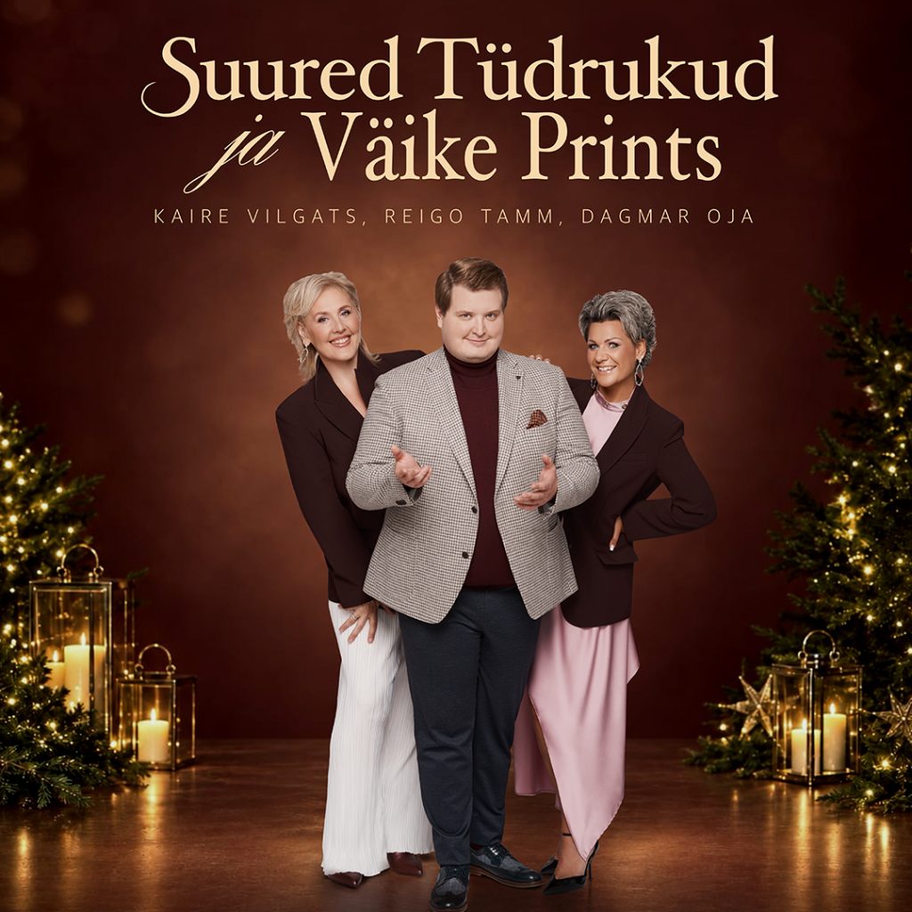 Jõulukontserdi „Suured tüdrukud ja Väike prints“ plakat: Kaire Vilgats, Reigo Tamm ja Dagmar Oja jõulukaunistuste keskel.