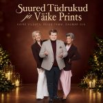 Jõulukontserdi „Suured tüdrukud ja Väike prints“ plakat: Kaire Vilgats, Reigo Tamm ja Dagmar Oja jõulukaunistuste keskel.